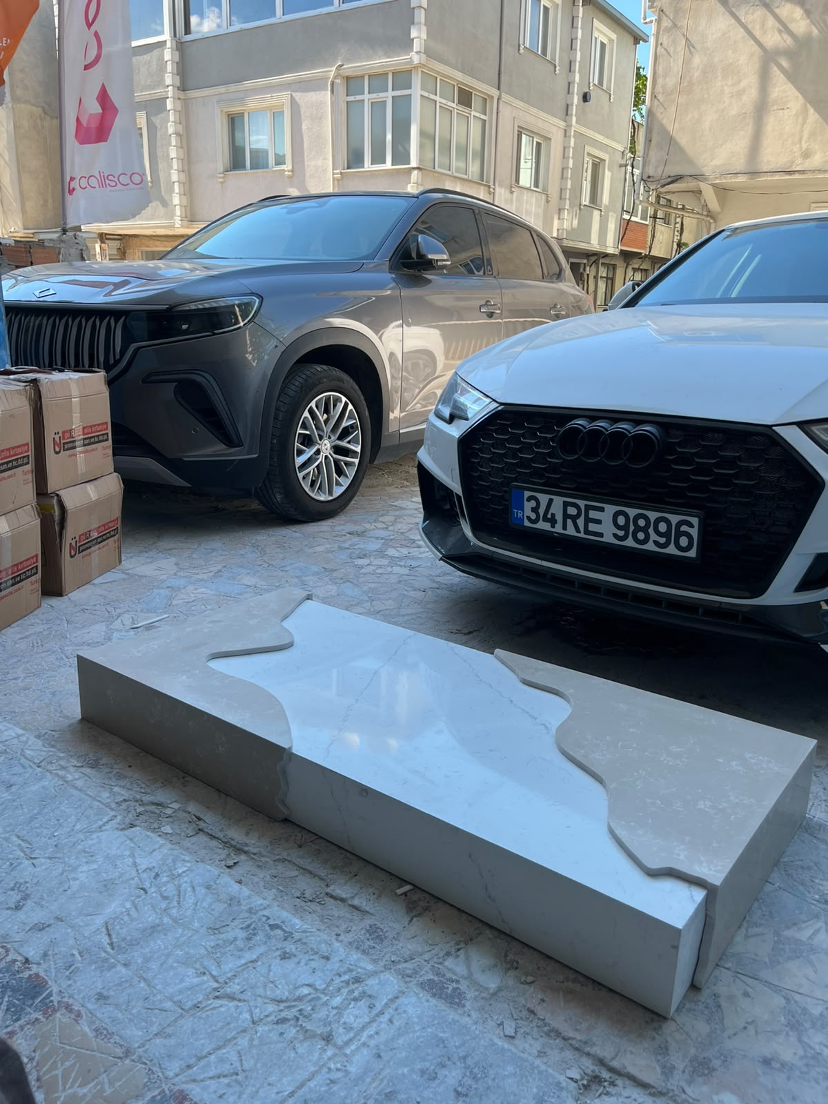 Özel Tasarım Heykelsi Mermer & Kuvars Orta Sehpa