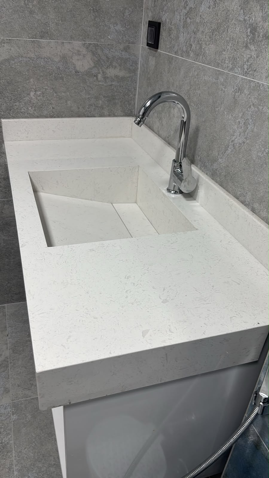 Kükürtlü Villa – Entegre Eğimli Gizli Giderli Kuvars Lavabo